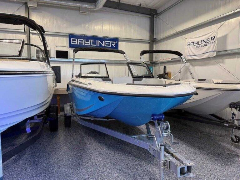 2026 Bayliner M17 - Full Windshield US-BLBX1244G526 [photo 1]